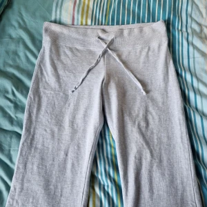 BRANDY MELVILLE Sweatpants - Lågmidjade mjukisbyxor från Brandy butiken i Stockholm, ej använda. One size men passar s/m Köpta för 400kr. Saknar fickor. 