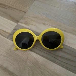 Solglasögon Monki - Solglasögon från Monki köpta secondhand. Aldrig använda av mig. Bra skick.