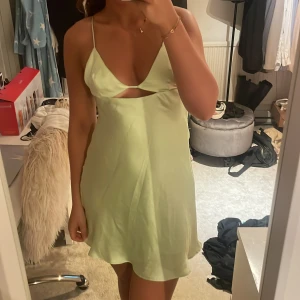 Satin klänning - Kort satin klänning från zara som jag bara använt en gång! Använd gärna köp nu! 