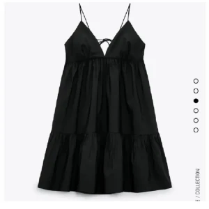 Svart zara klänning  - Svart klänning från Zara, storek M, använd 2 gånger!