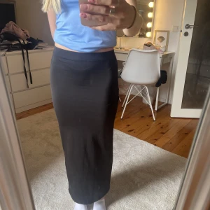 Kjol - Svart lång kjol i storlek xs