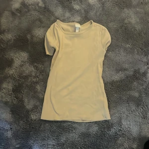 T-shirt ribbad - Säljer denna beiga ribbade t-shirten ifrån hm💘