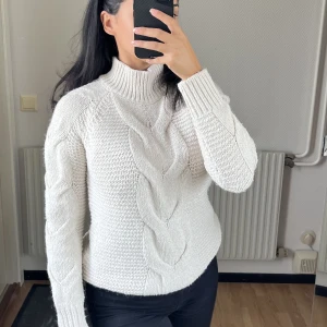 Vit stickad tjocktröja - Vit stickad tjocktröja köpt på Bikbok. Perfekt att ha över axlarna i höst eller för att bli varm i vinter 🤍   Storlek XS men passar även S  