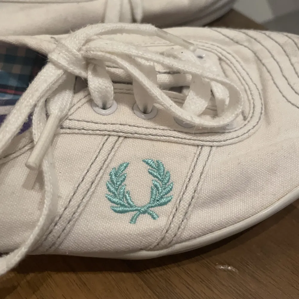 Fred Perry skor. Använda men går att tvätta upp, såklart. Annars i fint skick. Skor.