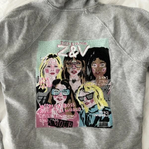 Zadig hoodie - Säljer denhär coola och snygga hoodien från Zadig som jag har använt runt 3 gånger. Den har ett jättesnyggt tryck där bak och ser helt ny ut💕