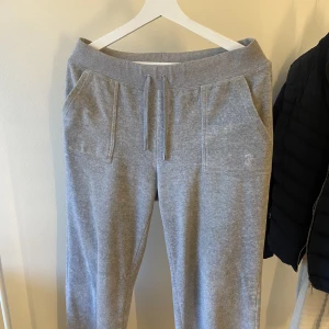 Gråa juicy byxor  - Jag säljer dessa jättefina juicy byxorna i storlek M, köparen står för frakten, hör av er vid frågor och priset kan diskuteras vid snabbt köp 