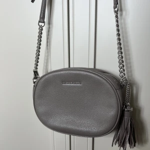 Michael kors väska  - Så fin väska från Michael Kors i en superfin grå färg! Knappt använd och i ett väldigt bra skick💞(frakt tillkommer)