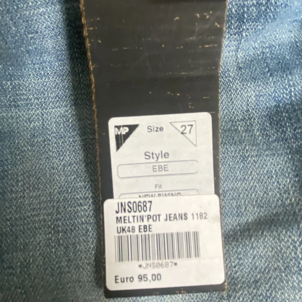 Säljer dessa lågmidjade jeans i storlek 27! Köpte dessa för 95 euro och säljer för 500kr, pris kan diskuteras. Dem är knappt använda, lappen sitter kvar! Kan skicka mer bilder och mått om det efterfrågas!💕💕. Jeans & Byxor.