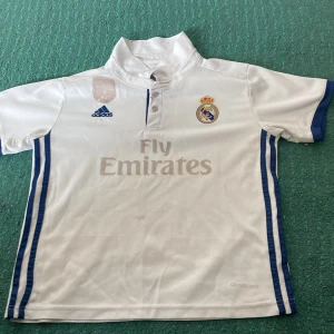 Fotbolls tröja real madrid - Ganska liten