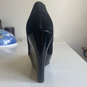 Klackskor, storlek 36 - Klackskor med 12 cm klack. Har använts sparsamt. 