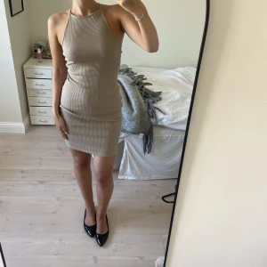 Klänning - Beige kort klänning från H&M🤍 Knytning i ryggen