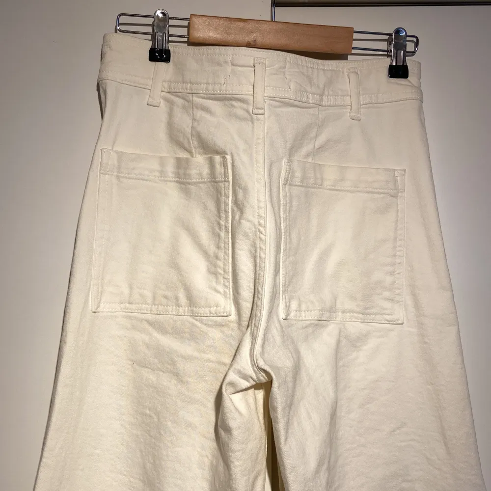 Zara jeans i modellen ”the marine straight” i färgen ”off-white”. :). Jeans & Byxor.