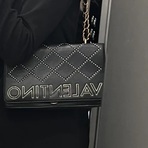 Valentinoväska - OBS! ENDAST INTRESSEKOLL! TRYCK EJ PÅ KÖP NU! Kollar intresset för min Valentino väska, den är såklart äkta och är i fint men använt skick! Skriv för fler bilder och prisförslag!