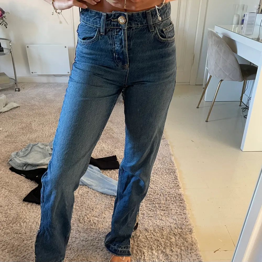 Superfina mörkblå jeans från zara med slits på yttersidorna. Perfekt i längden på mig som är 175cm lång. . Jeans & Byxor.