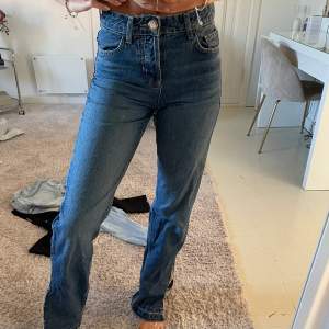 Superfina mörkblå jeans från zara med slits på yttersidorna. Perfekt i längden på mig som är 175cm lång. 
