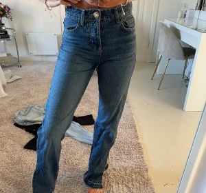 Jeans med slits - Superfina mörkblå jeans från zara med slits på yttersidorna. Perfekt i längden på mig som är 175cm lång. 