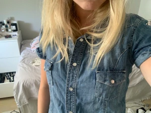 Jeansskjorta  - Jeansskjorta från hunkydory! så cool till vardags eller till typ cowboytema!!!