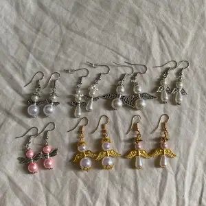 Säljer dessa örhängen. Jag har 7 par örhängen som aldrig är använda och som jag skulle vilja sälja. Ett par kostar 15kr + frakt💕skriv till mig om ni skulle vilja köpa och isåfall vilket eller vilka par!