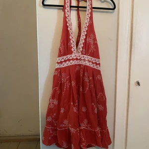 Klänning med anglais  - Röd och vit supersöt klänning med spets och anglais detaljer. Storlek M men passar även XS och S