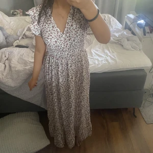 Maxiklänning - Säljer denna supersomriga maxiklänningen då den aldrig kommer till användning. Aldrig använd. Kontakta mig vid intresse och köparen står för frakten💕