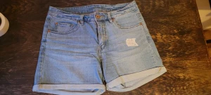 Jeans - Se givet pris på diverse klädesplagg och storlek. Pris kan diskuteras vid snabb och bra affär.