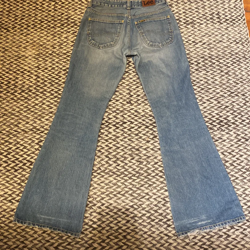 säljer dessa as snygga lee jeans  pga av felköp. köpta här på plick, sparsamt andvända och bra skick. lite slitna vid hälarna. strlk 36/38. innerbenslängd: 80 cm. midja sida till sida: 36 cm. hör av dig vid intresse. (köparen betalar frakt) ❤️. Jeans & Byxor.