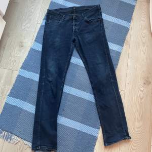 Säljer dessa jeans från Lee åt min kille❤️ de är välanvända och har ett hål i skrevet, men någon som kan sy kan säkert laga det!☺️ Passar L/XL🤎