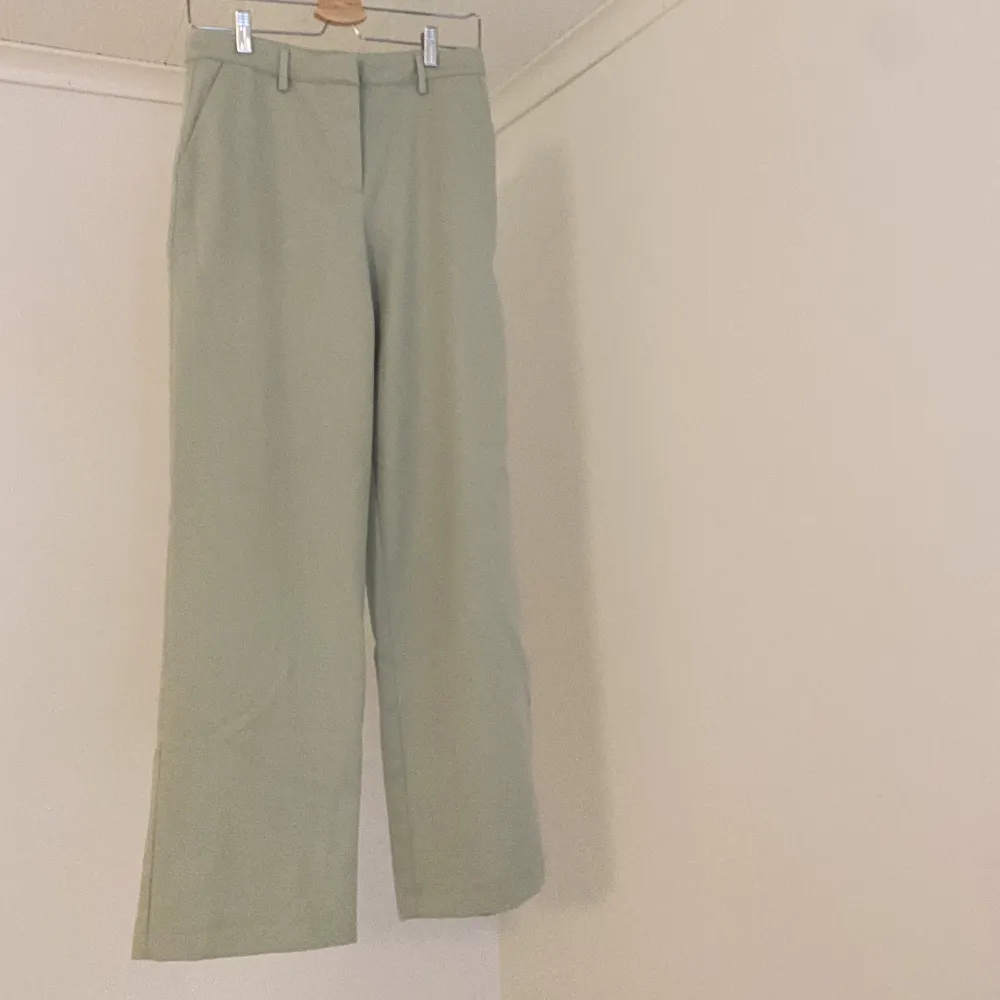 Mintgröna kostymbyxor från NA-KD x Lisa & Lena. Stl 36. Jeans & Byxor.