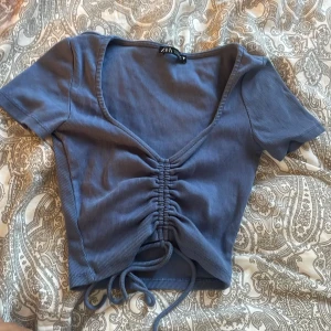 Zara tröja  - Säljer en topp från zara som jag köpte för ungefär 2 år sen men som  aldrig blivit använt. Man kan även justera passformen men hjälp av banden fram på tröjan.