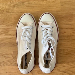 Converse låga stl 38 vita - Använda men i gott skick! Säljes då jag inte använt dessa på år! Köparen står för frakt, kan mötas upp i Stockholm! 