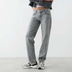 Jättesnygga lågmidjade och populära jeans ifrån Gina tricot, fint skick❤️ köparen står för frakt❤️ 
