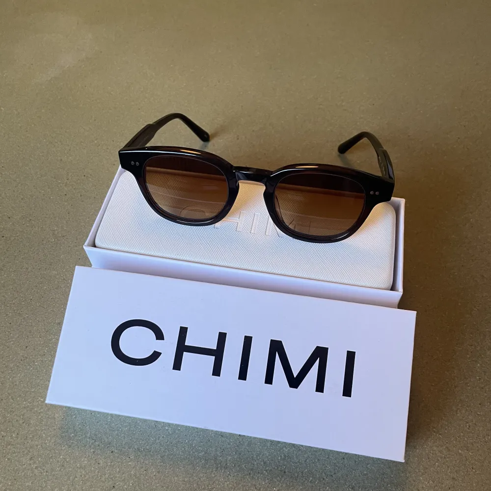 Solglasögon från Chimi Modell: 01  Färg: Brown Storlek: 46  Inköpta för två år sedan och använda men dom är i toppenskick. Originalförpackning ingår och inkluderar kartong, hard case, duk och ett mjukt tygfodral. . Accessoarer.
