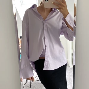 Lila skjorta  - Säljer denna lila skjorta ifrån Gina tricot! Använd ett fåtal gånger vilket gör att den är i fint skick💕