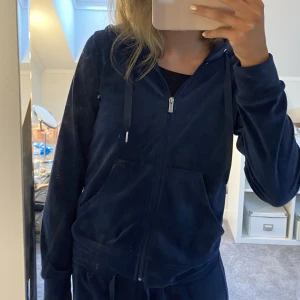 Zip hoddie i velour  - Säljer denna zip hoddie i velour (sammets liknade material). Färgen är marinblå!💙 Zip hoddien är i fint skick!💕