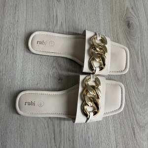 Sandaler - Använda 2-3 ggr. Normala i storleken. 