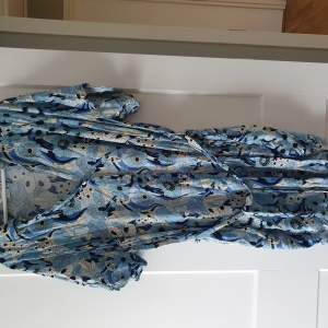 Fin klänning (i behov av strykning 😊) Aldrig använd, enbart tvättad 1 gång.