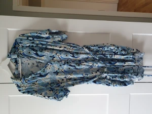 Klänning  - Fin klänning (i behov av strykning 😊) Aldrig använd, enbart tvättad 1 gång.