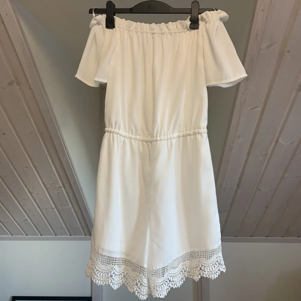 Helt oanvänd byxdress från ONLY med lappen kvar, perfekt till sommaren!🤍 Blev aldrig använd sen jag köpte den och nu har det blivit för liten typiskt nog. Ord. pris var 349kr, säljer för 100kr😊. Klänningar.