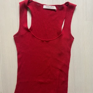 Miu Miu linne - Rött ribbstickat linne från Miu Miu! Passar nog flera stl då det är stretchigt