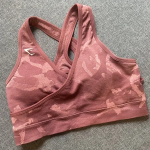 Gymshark storttopp - Sporttopp från gymshark kollektionen camo som endast är testad då den var för liten för mig. Storlek M men sitter som en S. 120kr❤️‍🔥