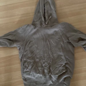 Uniqlo Hoodie  - Ljusbrun Hoodie super skön. Köpt på uniqlo. 