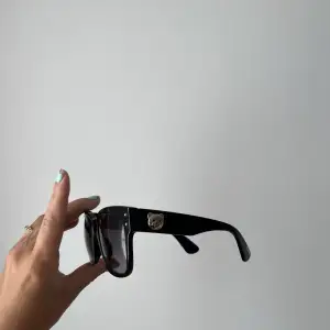 Superfina solglasögon från Moschino, knappt använda. Kommer med medföljande fordral
