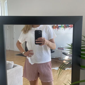 Shorts - Superfina rosa plisserade shorts från Hanna Licious kollektion med NA-KD💗Storlek S!