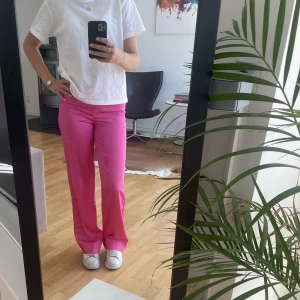 Satin byxor - Superfina rosa satin byxor från bikbok. Har en liten fläck på vänstersidan och en fläck på högersidan av benet💓Storlek XS! Men skulle säga att det är nästan som storlek S!