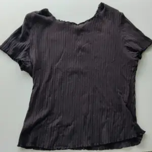 En cropped t-shirt från Shein. Väldigt liten i storlek passar mest s/xs. Den är för liten därför säljer jag den. 9/10 I skick. Använd max 6 gånger. Inga defekter. Hör av er med frågor 