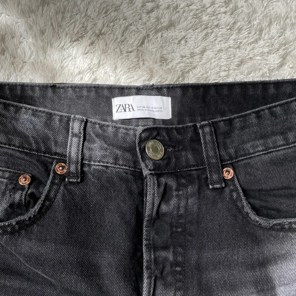 Svarta zara jeans, midwaist, storlek 36, nyskick Samma modell och storlek som de blå jeansen på sista bilden 😊. Jeans & Byxor.