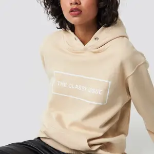 Snygg hoodie från The Classy Issue i beige/gul färg. I princip oanvänd! Strl S💛 Köparen står för frakt 💫