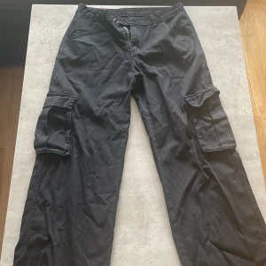 cargo - Längd:106 cm, Midjastorlek:68-106 cm, Höft Storlek:105 cm Lår:64.2 cm