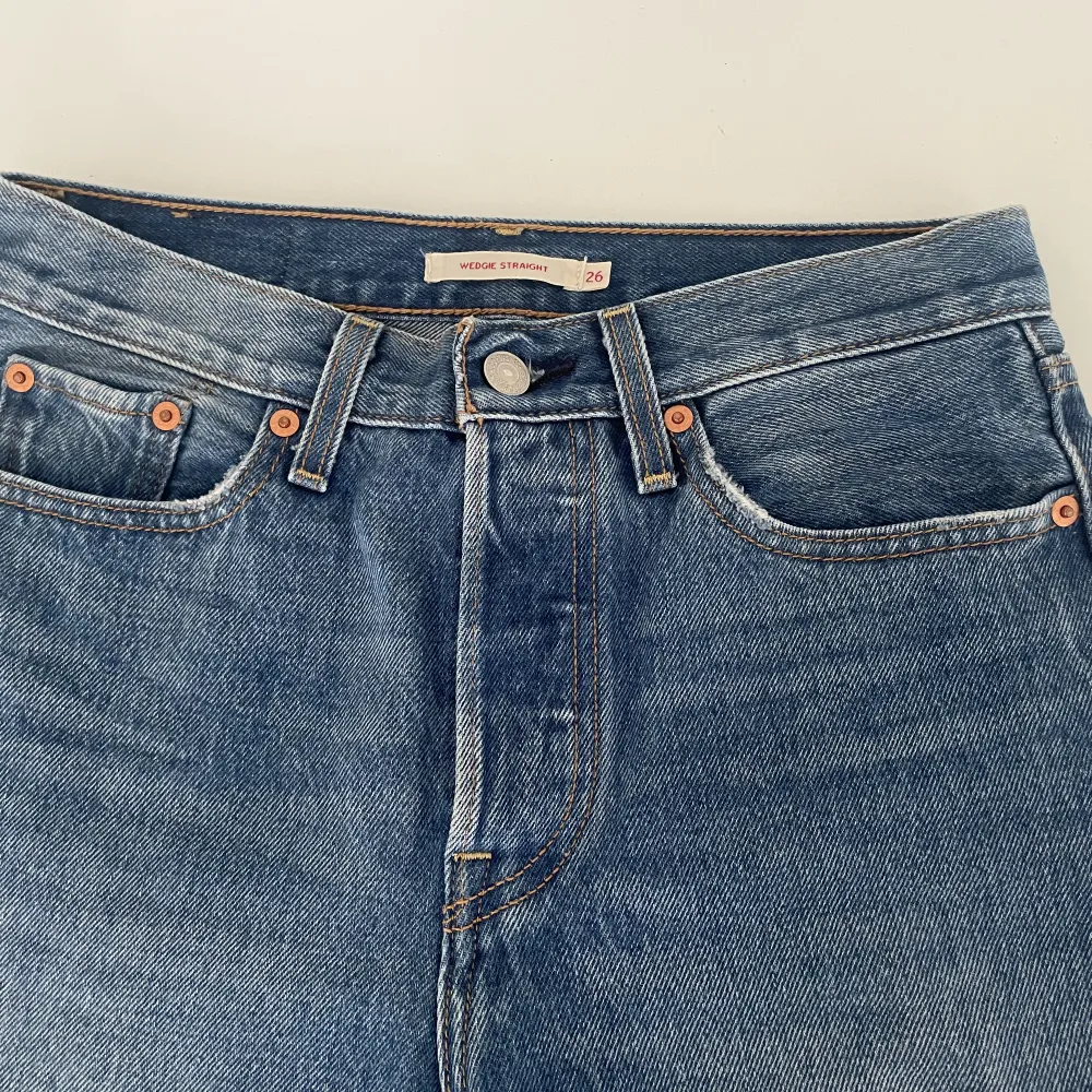 Levi’s jeans i bra skick, knappt använda. Storlek w26. Avklippta kroppade i längden. Knappgylf. . Jeans & Byxor.