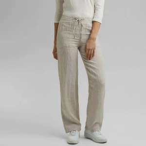 Linnebyxor  - Säljer mina linnebyxor som köptes från Plick för ca 1år sen. Lite trasiga i kanten men inget som syns eller märks. Frakt tillkommer ❤️🫶🏻nypris ca 700kr 